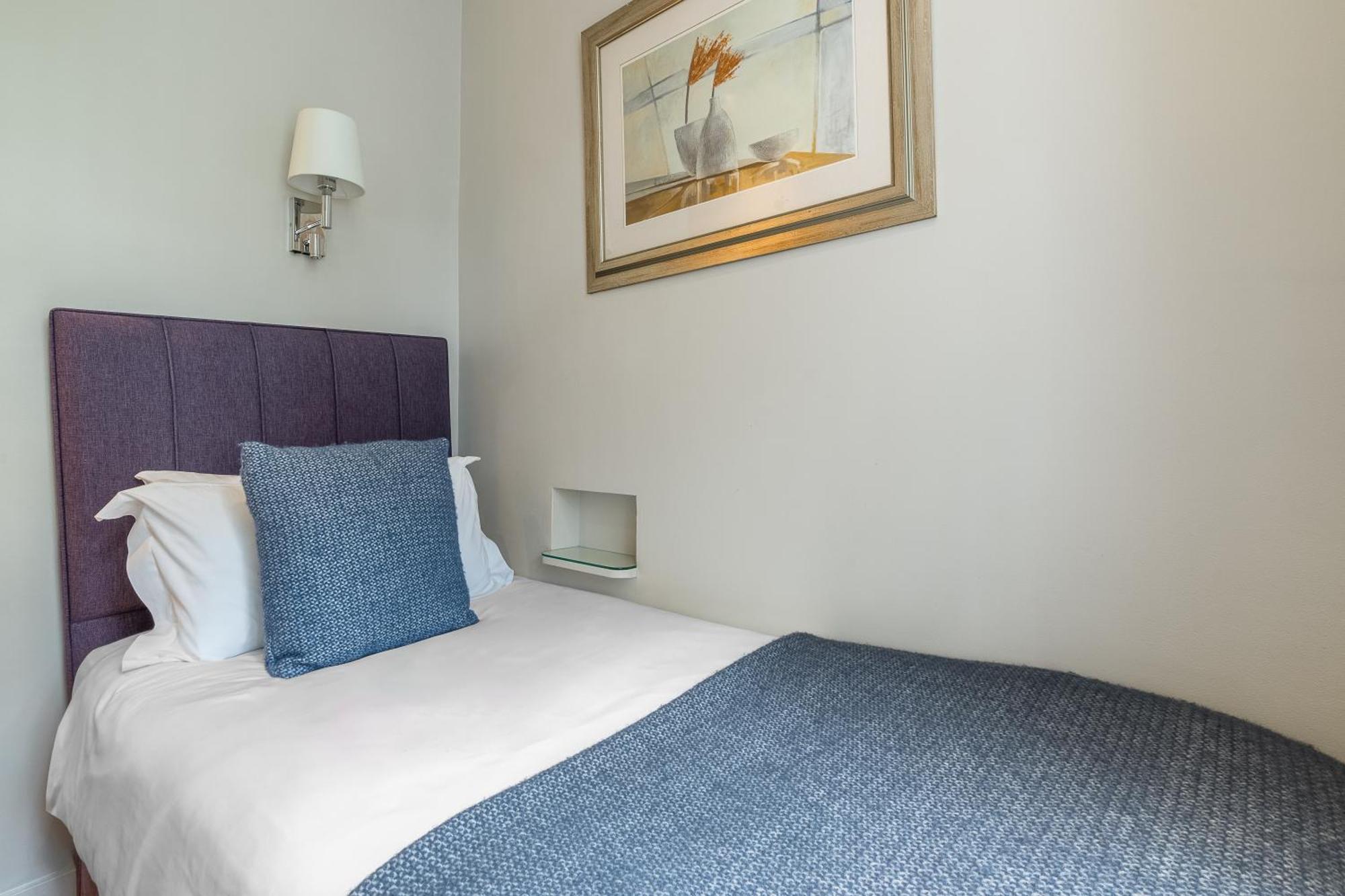 Отель Harlingford 3*
